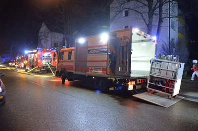 Schwaebisch Gmuend: Grosseinsatz von DRK und Feuerwehr durch Gaskartuschenexplosion in Mehrfamilienhaus